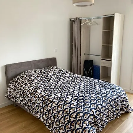 Very And Quiet 38 M In With Parking Apartament Suresnes